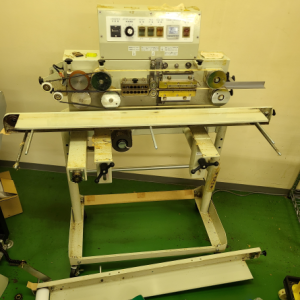 センシンシール機の調整作業中の様子